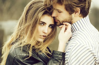 Sakallı sakallı adamın yüzünü dokunaklı kız