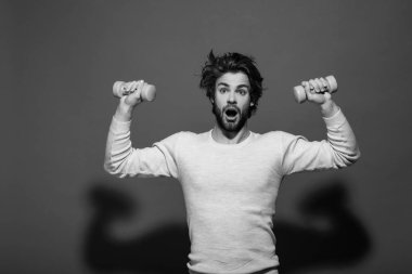 Sabah egzersiz, barbell ile şaşırmış adam uncombed 