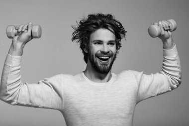 mutlu bir adam sabah egzersiz, barbell ile saç uncombed