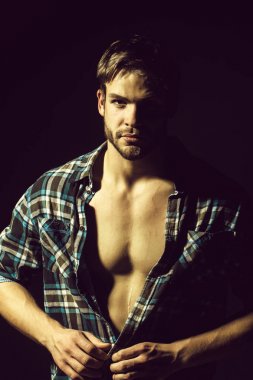 Yakışıklı genç adam.