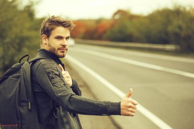 Genç adam otostop autostop