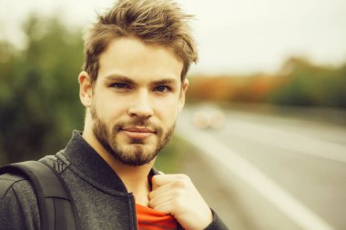 Genç çocuk sakallı