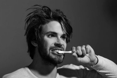yakışıklı genç adamın Dişlerini fırçalıyor