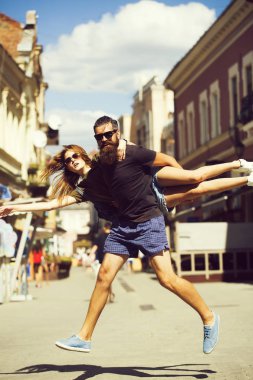 mutlu çift genç adam ve güzel bir kadın aşık