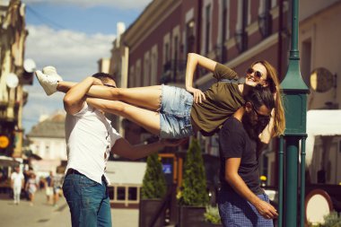 yakışıklı erkek omuzlarında güzel kız