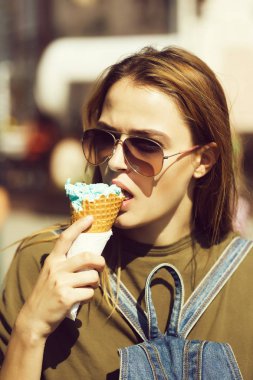 Dondurma yiyen genç bir kadın
