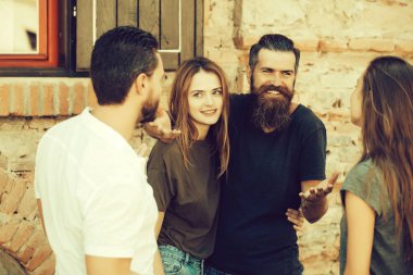 güleryüzlü çift arkadaş grubu