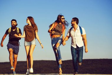 Mutlu arkadaş mavi gökyüzü dağda üzerinde çalışan