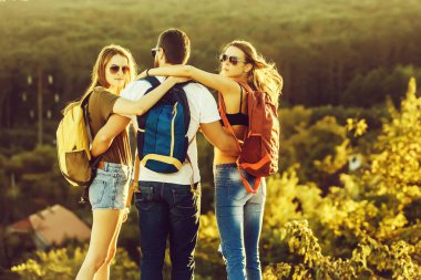 Sakallı yakışıklı bir adam ve kızlar.