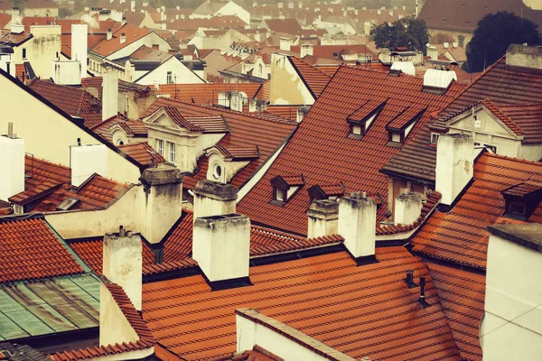 Terracotta tegels daken met schoorstenen — Stockfoto