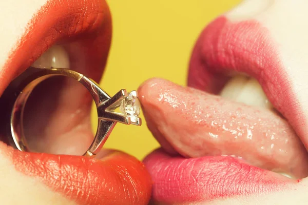 Labios femeninos con anillo — Foto de Stock