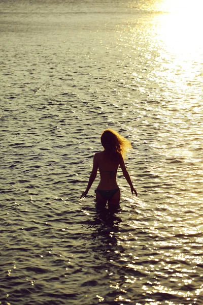 Γυναίκα σιλουέτα στην παραλία ηλιοβασίλεμα — Φωτογραφία Αρχείου