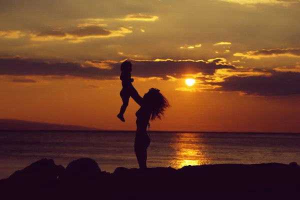 Mãe e filho na praia — Fotografia de Stock