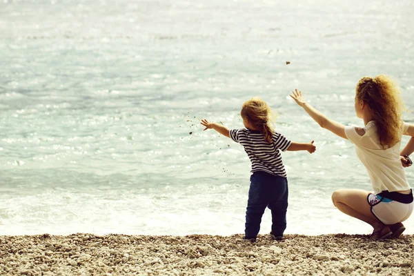 Moeder en zoon op strand — Stockfoto