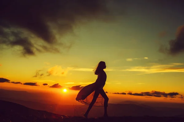 Mujer al atardecer o al amanecer en las montañas —  Fotos de Stock