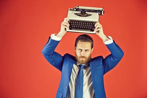 Hombre guapo con máquina de escribir en traje de negocios de moda —  Fotos de Stock