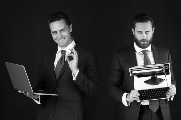 Homem com máquina de escrever e laptop, tecnologia ou arcaísmo — Fotografia de Stock