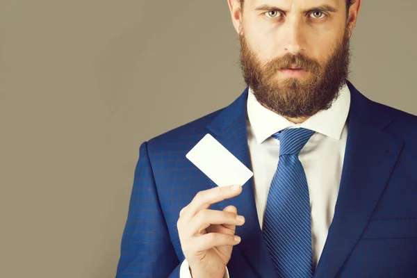 Cartão comercial em branco na mão do homem ou do executivo — Fotografia de Stock