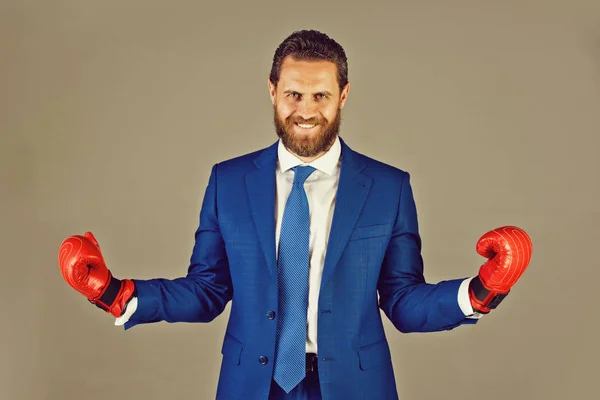 Muž boxer, šťastný podnikatel v oblečení a červené Boxerské rukavice — Stock fotografie