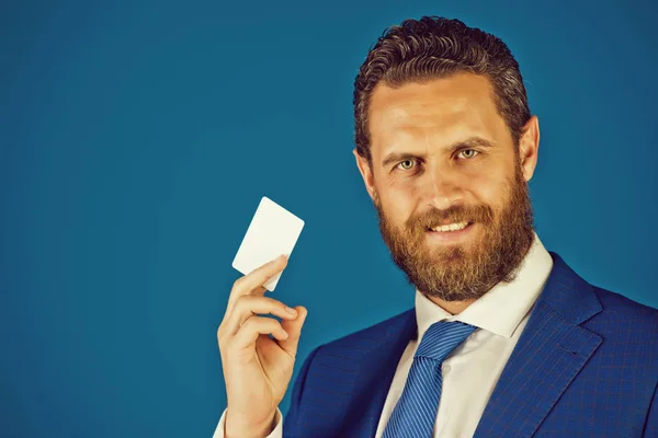 Büromensch mit Papier-Kreditkarte, Geschäftsethik und Mode — Stockfoto