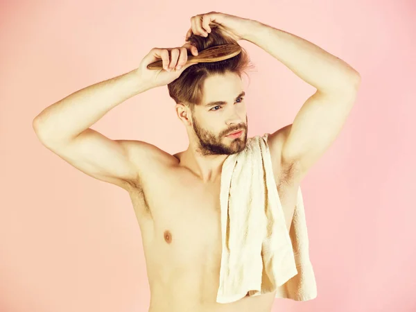 Atleta hombre con sexy torso y toalla de baño peinado pelo —  Fotos de Stock