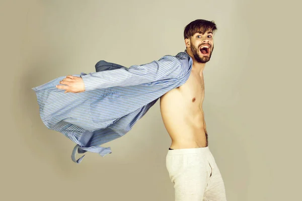 Hombre feliz posando con el torso desnudo en pantalones y bata —  Fotos de Stock