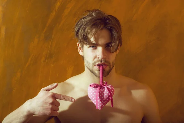 Barbuto uomo muscoloso con corpo sexy tiene rosa cuore di San Valentino — Foto Stock