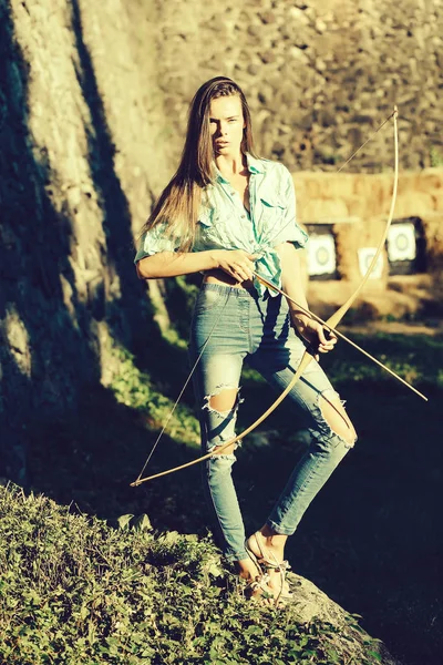 ok ve yay tutan kız okçu