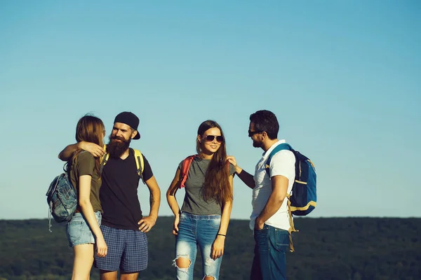 Gelukkig, glimlachen vrienden staande op de bergtop — Stockfoto