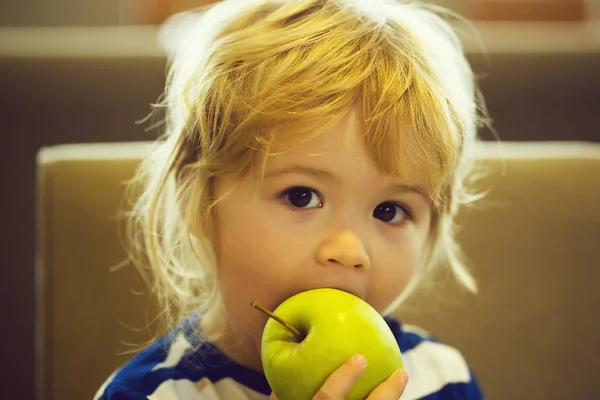青リンゴを食べるかわいい男の子 — ストック写真