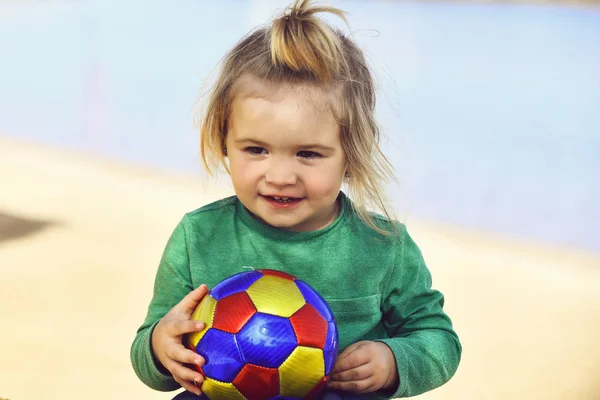 Μικρό παιδί αγόρι παίζει με μπάλα στην παραλία — Φωτογραφία Αρχείου