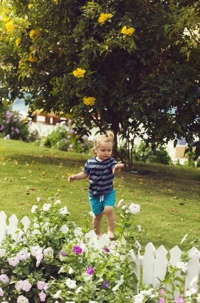Χαριτωμένο μωρό αγόρι περπατάτε ξυπόλητοι στο πράσινο γρασίδι στο πάρκο — Φωτογραφία Αρχείου