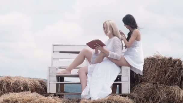Lesbian Couple Together Outdoors Concept Концепция Лгбт Пары Парные Мгновения — стоковое видео