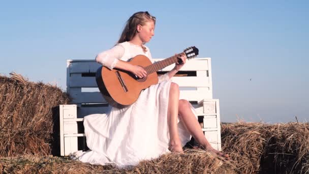 Mädchen Spielt Gitarre Fragment Frau Spielt Gitarre Bei Sonnenuntergang — Stockvideo
