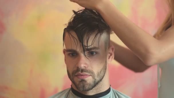 Молодий Чоловік Концепції Перукарського Догляду Волоссям Чудовий Час Перукарні Веселий — стокове відео