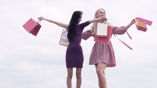 市のショッピング バッグとカップルの中央部 ショッピングに行こう 買い物袋を持つ若い幸せな夏ショッピング女性 — ストック動画