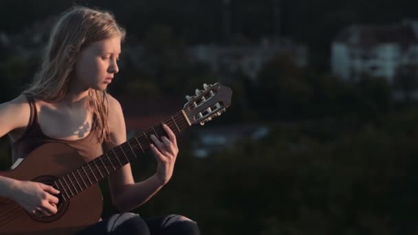 Музичні Концепції Біла Дівчина Грає Гітарі Біла Жінка Відпочиває Музикою — стокове відео