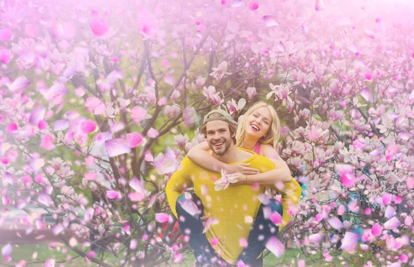 Des fleurs en plein essor. Couple dans le parc fleuri . — Photo