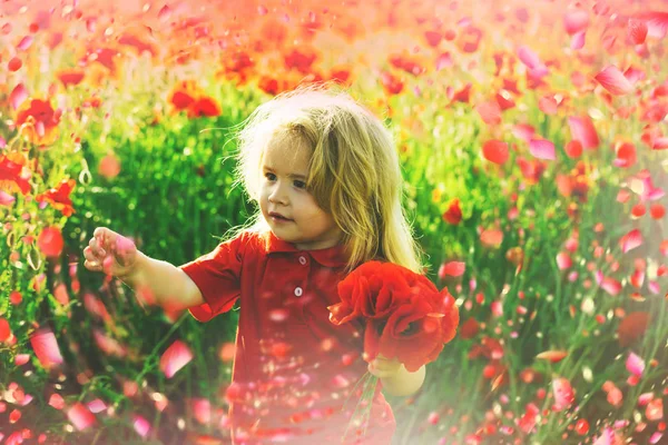 Glückliche Kinder an sonnigen Tagen. Kinder haben Spaß mit Blumen — Stockfoto