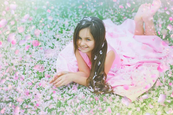 Niño en flores de primavera. flores de primavera fondo . — Foto de Stock