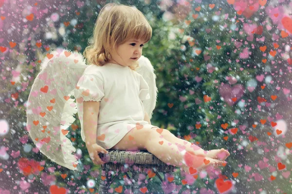 Valentijnsdag achtergrond. Gelukkig kind. Angel — Stockfoto