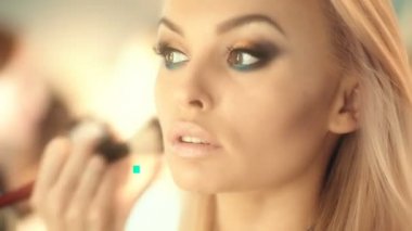 güzel bir genç kadın mükemmel cilt closeup ile muhteşem portresi. Şaşırtıcı gözlü sarışın kadın.