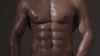 Sporcu, kaslar, sporcu adam, triceps. Atletik beyaz, altı paketi, göğüs kasları, triceps. Güzel erkek torso, AB Steroid, vitamin, protein doping, anabolik, spor. Vücut geliştirmeci, vücut geliştirme.