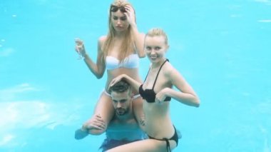 Gençlerin grup havuzda yaz zevk mutlu. Arkadaşlar kokteyller havuz içme içinde şampanya, parti grup.