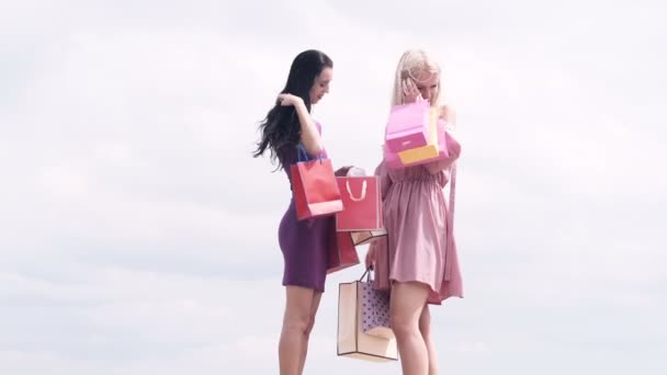 城市中有购物袋的情侣的中段 我们去购物吧 年轻快乐夏天购物的妇女与购物袋 — 图库视频影像