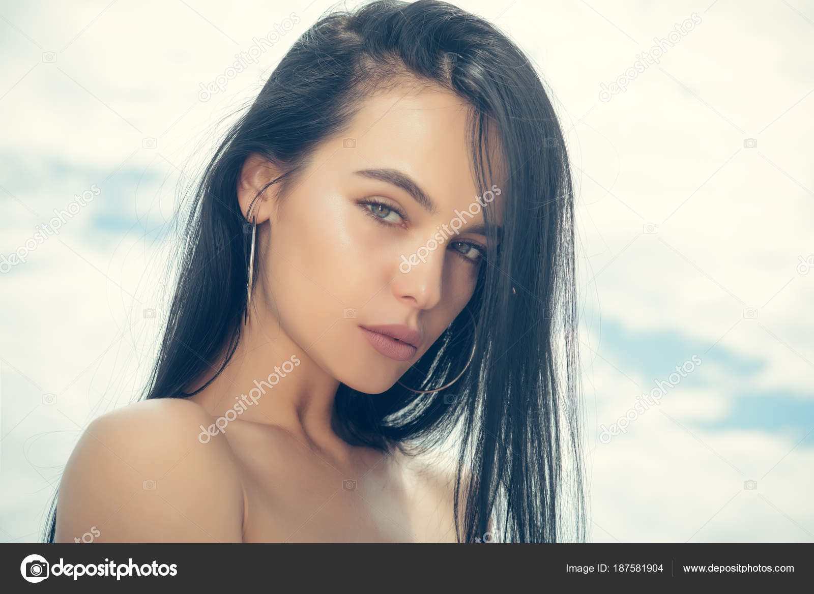 Junge Frau Mit Sexy Hubsch Niedlichen Gesicht Dunkle Haare Mode Stockfotografie Lizenzfreie Fotos C Tverdohlib Com Depositphotos