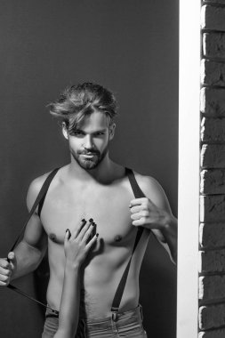 Yakışıklı kaslı seksi adam.