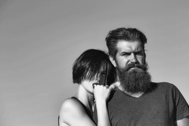 Mavi gökyüzünde genç bir çift