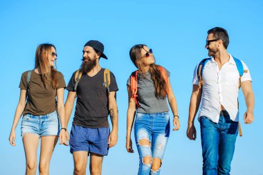 Mavi gökyüzü, Yolculuk tutkusu üzerinde mutlu arkadaşlar