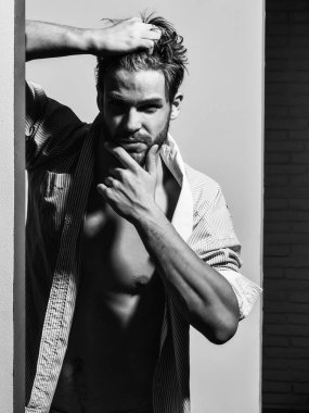 Adam dokunur saç ve sakal